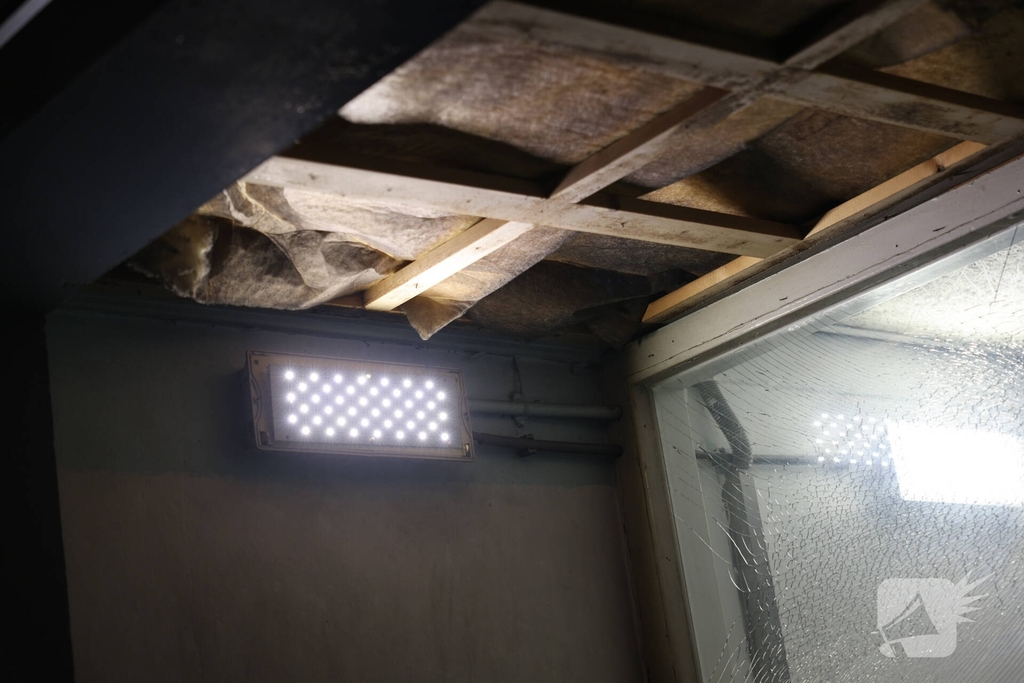 Explosie veroorzaakt brand in portiekwoning