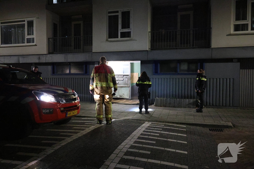 Explosie veroorzaakt brand in portiekwoning