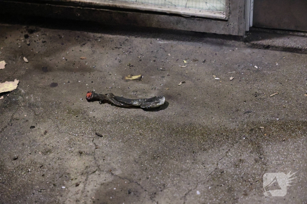 Explosie veroorzaakt brand in portiekwoning