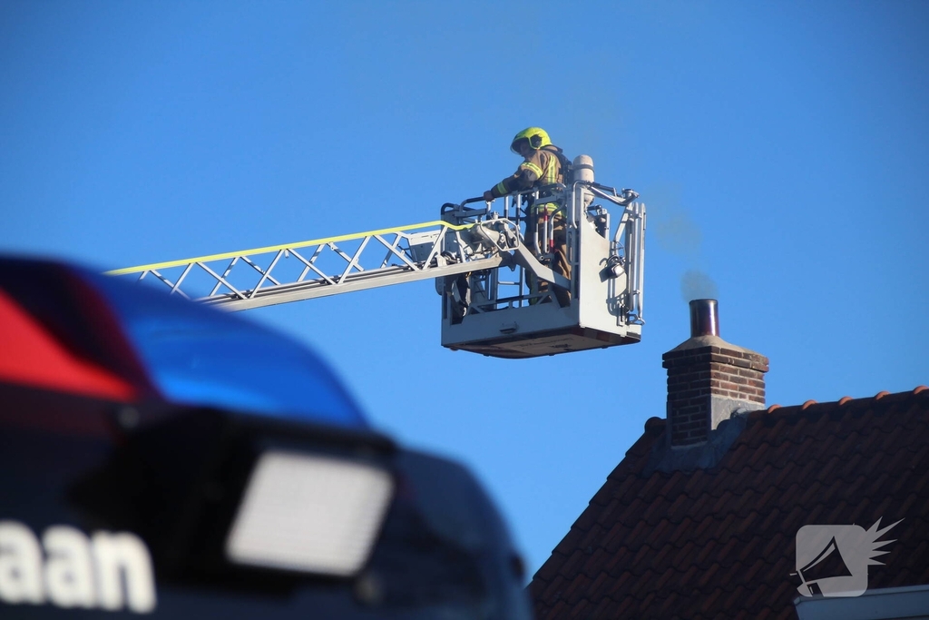 Brand in schoorsteen zorgt voor flinke rookontwikkeling