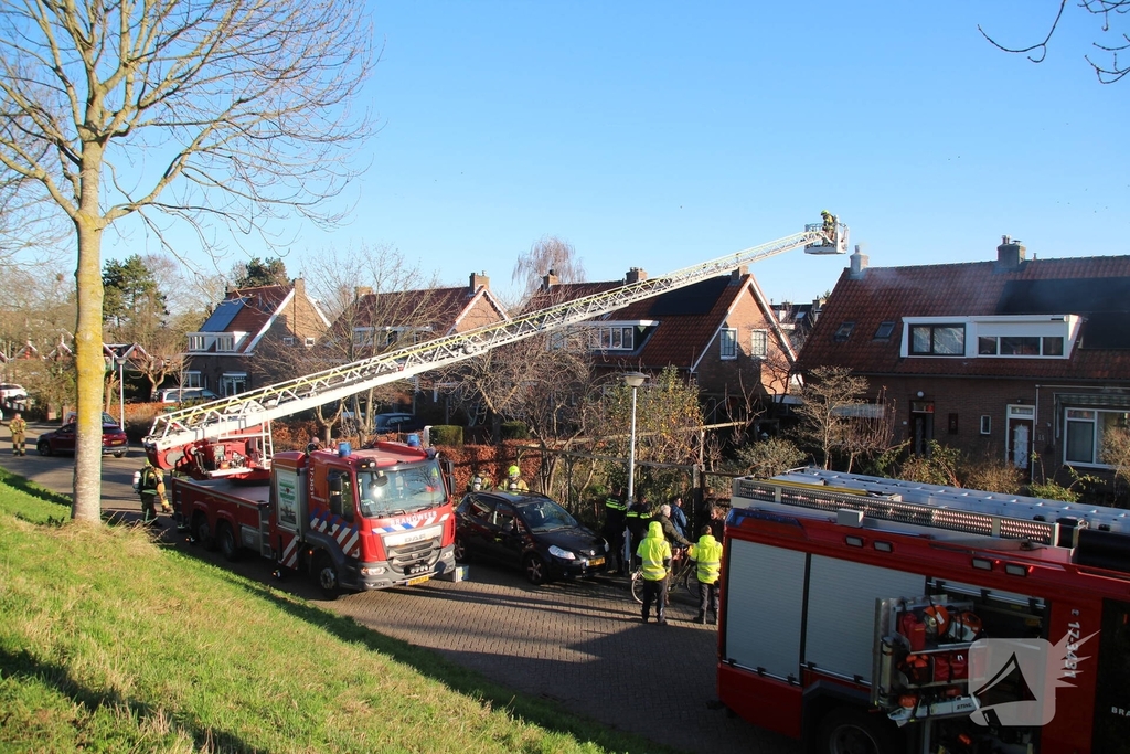 Brand in schoorsteen zorgt voor flinke rookontwikkeling