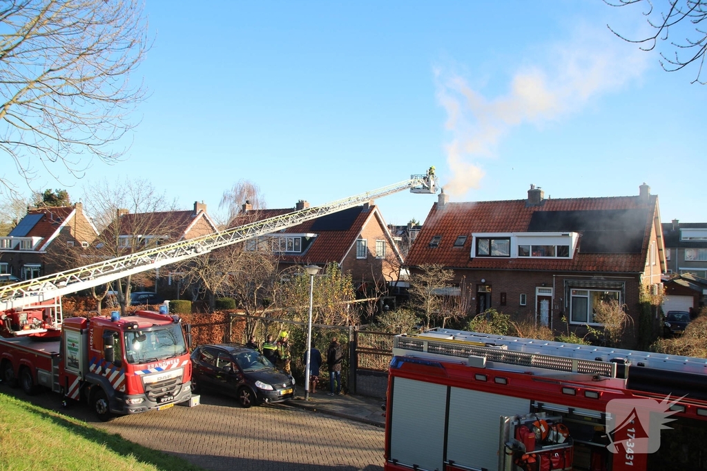 Brand in schoorsteen zorgt voor flinke rookontwikkeling