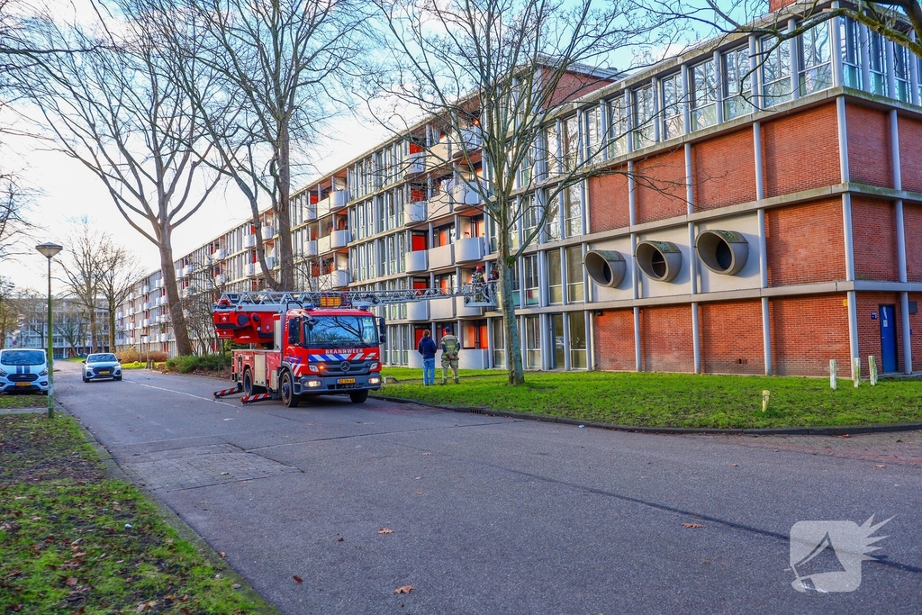 Brandweer blust binnenbrand in woning