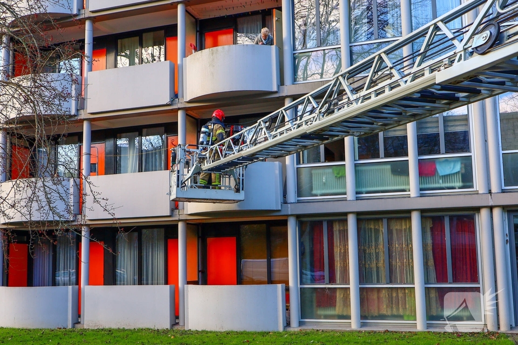 Brandweer blust binnenbrand in woning