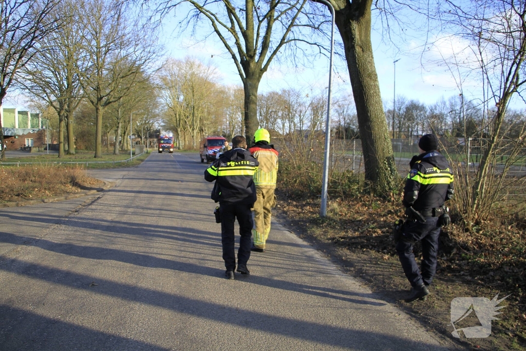 Kinderen blussen brand op voetbalcourt