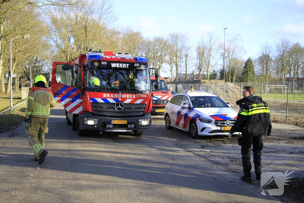 Kinderen blussen brand op voetbalcourt