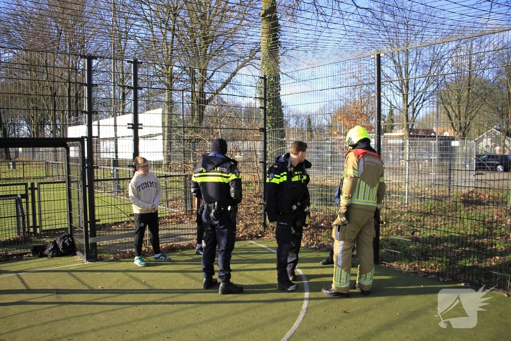 Kinderen blussen brand op voetbalcourt