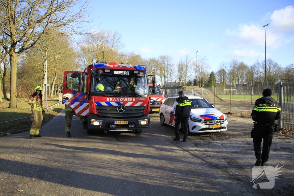 Kinderen blussen brand op voetbalcourt