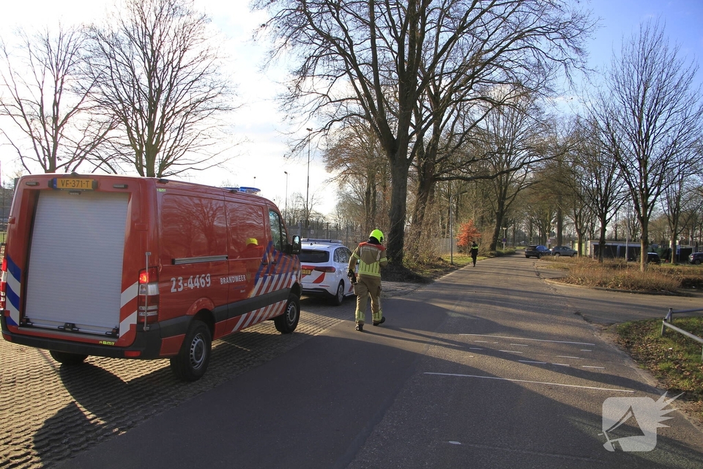 Kinderen blussen brand op voetbalcourt
