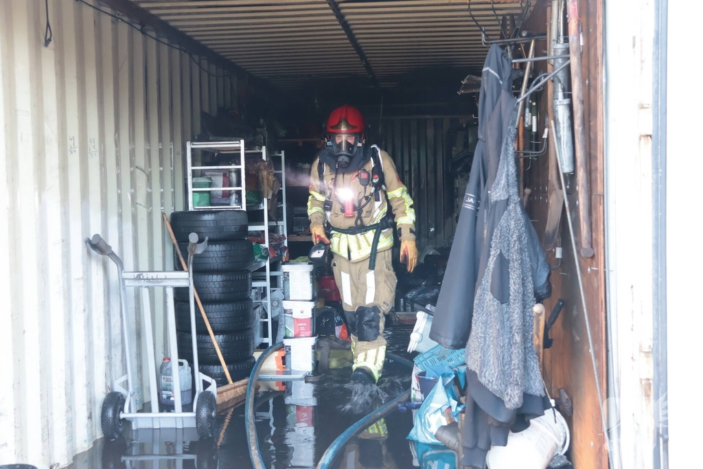 Containerbrand in opslaglocatie snel geblust