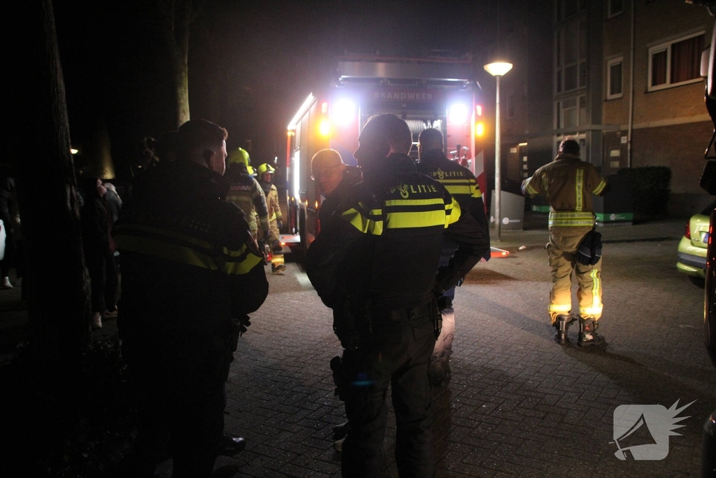 Brand in flatwoning leidt tot inzet brandweer
