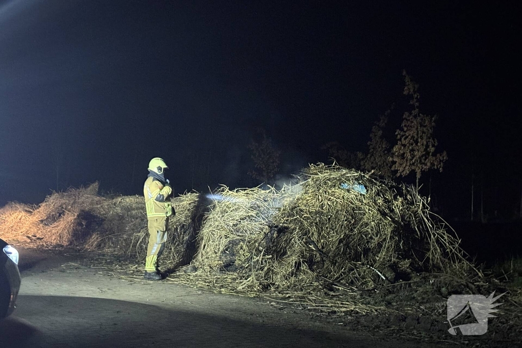 Brandweer blust buitenbrand op parkeerplaats