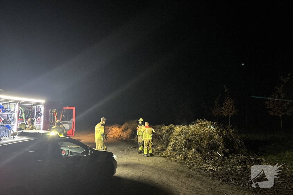 Brandweer blust buitenbrand op parkeerplaats