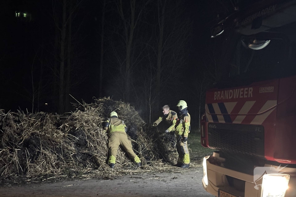 Brandweer blust buitenbrand op parkeerplaats