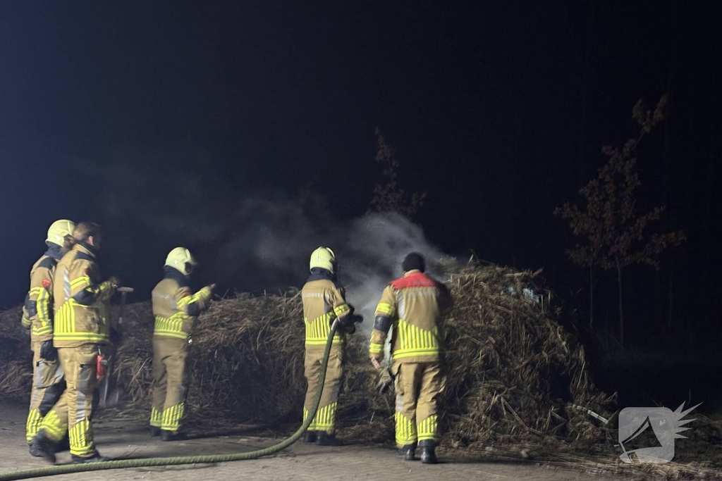 Brandweer blust buitenbrand op parkeerplaats