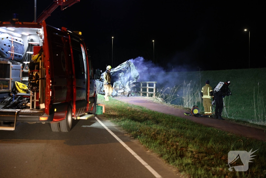 Dodelijk ongeval met auto leidt tot brand