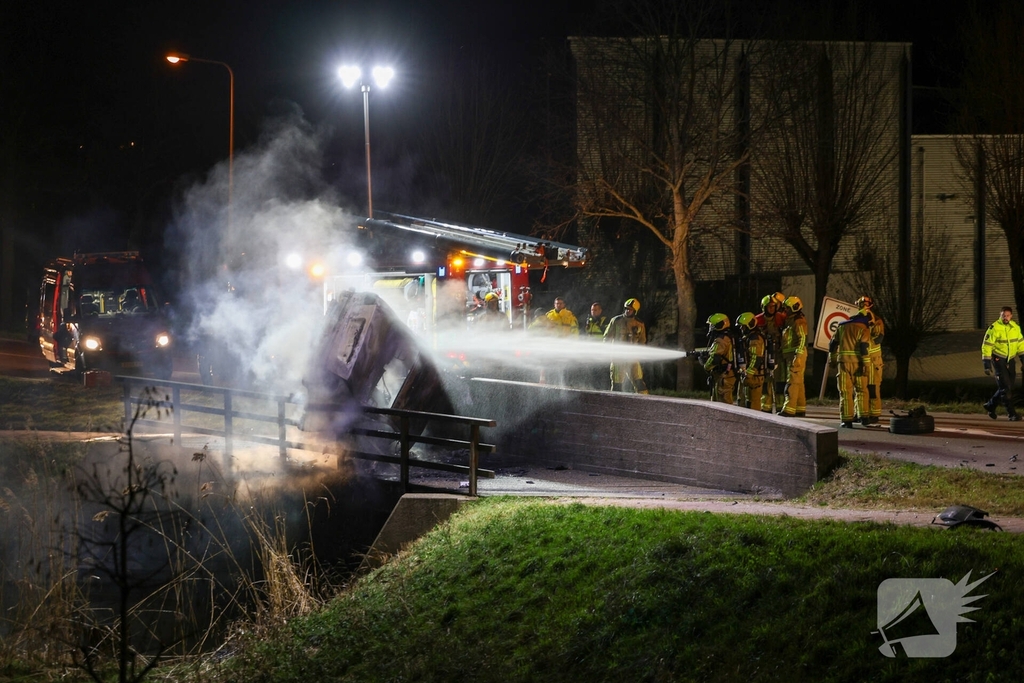 Dodelijk ongeval met auto leidt tot brand