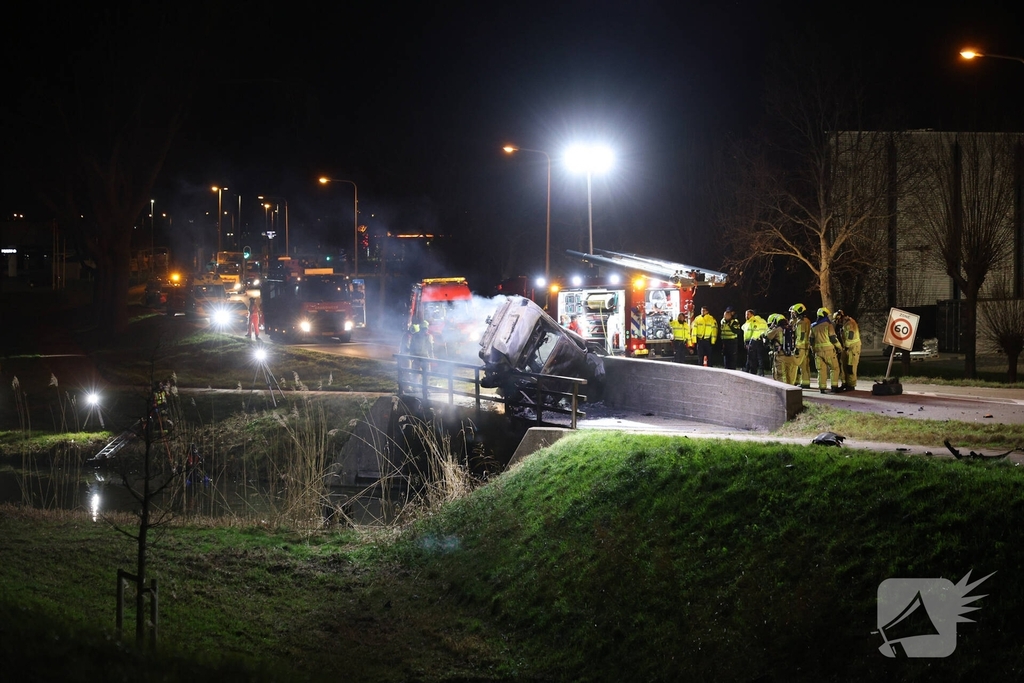 Dodelijk ongeval met auto leidt tot brand