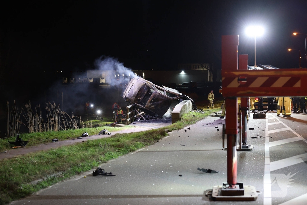 Dodelijk ongeval met auto leidt tot brand