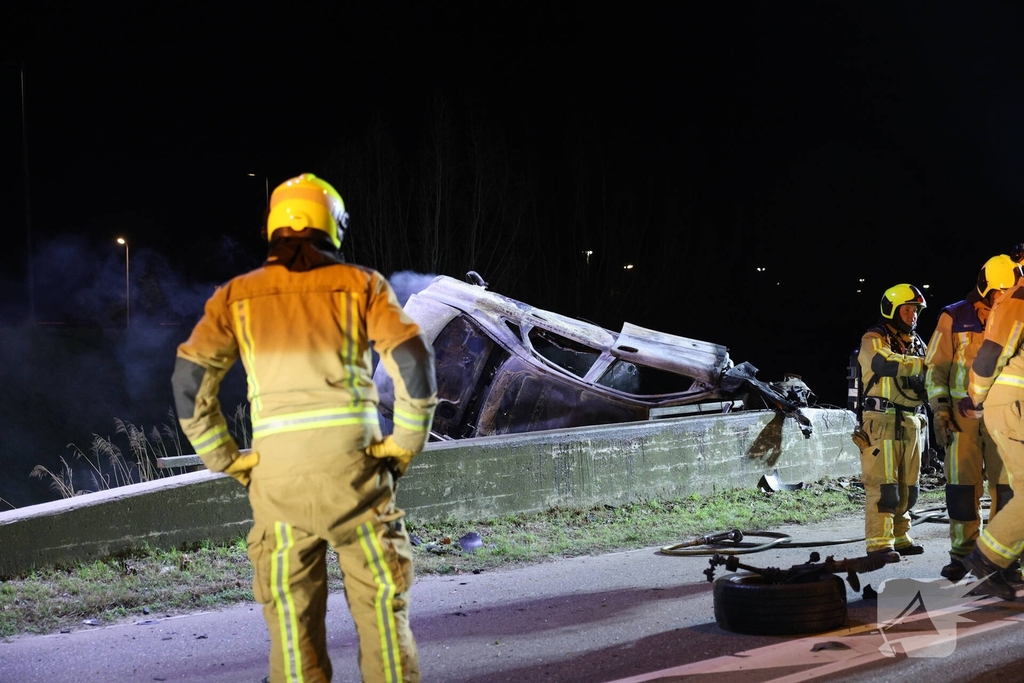 Dodelijk ongeval met auto leidt tot brand