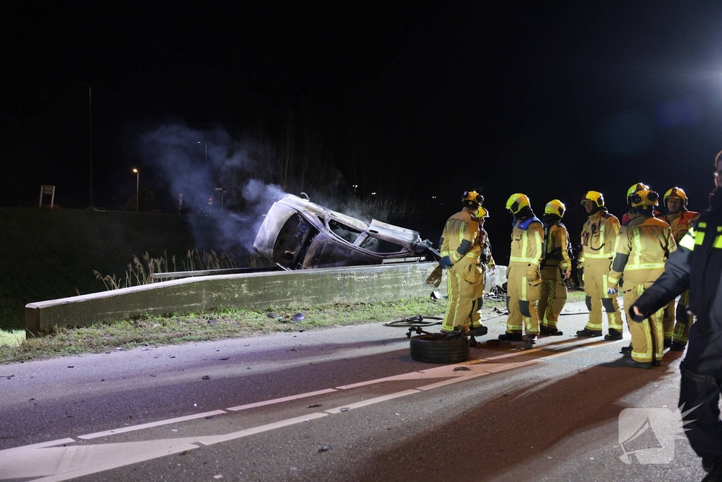 Dodelijk ongeval met auto leidt tot brand
