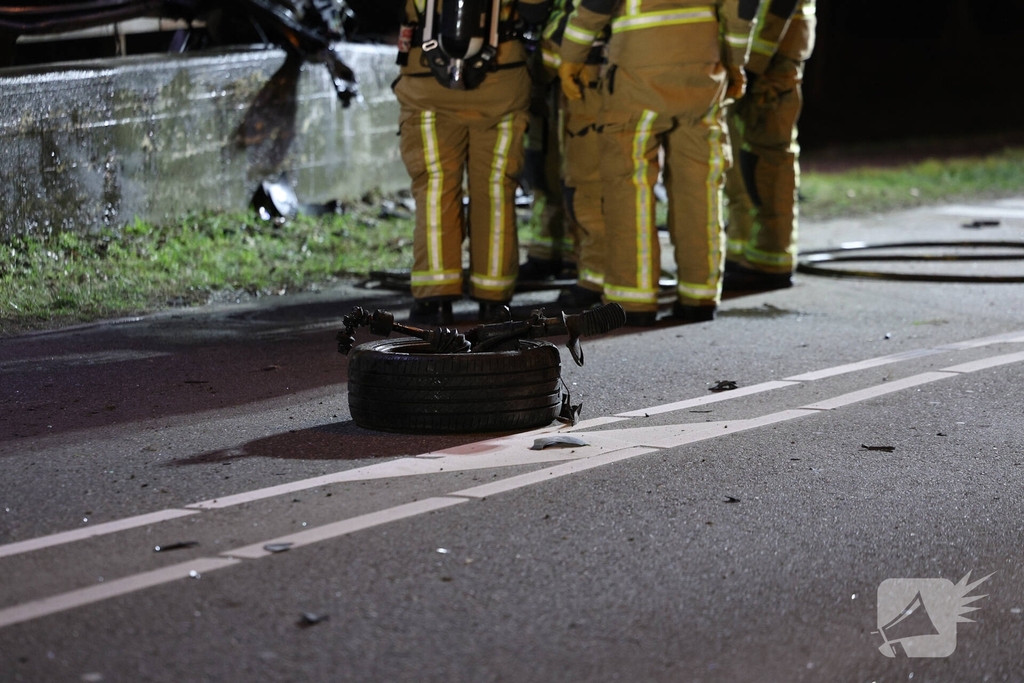 Dodelijk ongeval met auto leidt tot brand