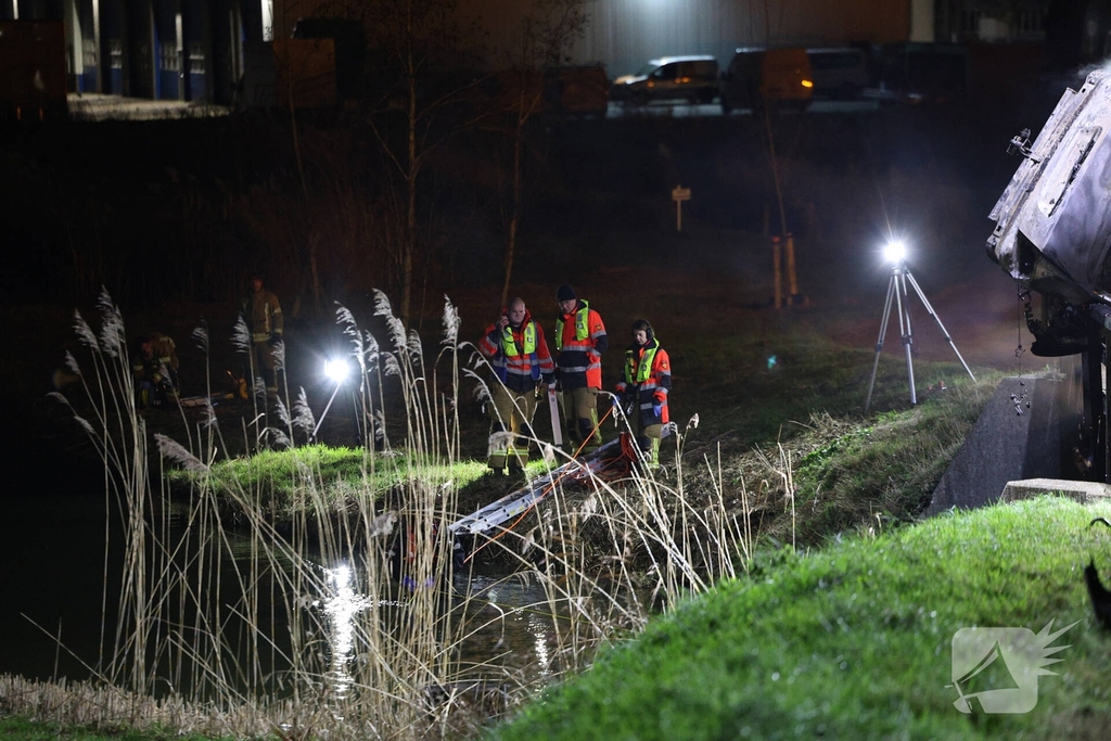 Dodelijk ongeval met auto leidt tot brand