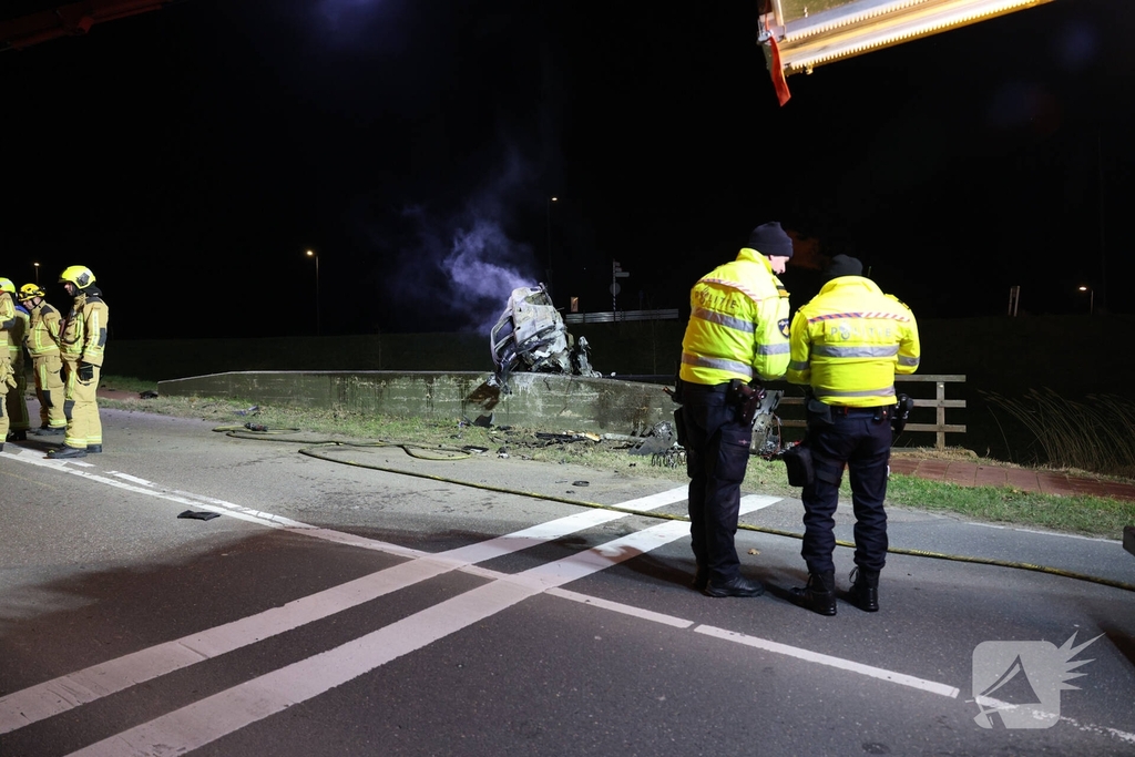 Dodelijk ongeval met auto leidt tot brand