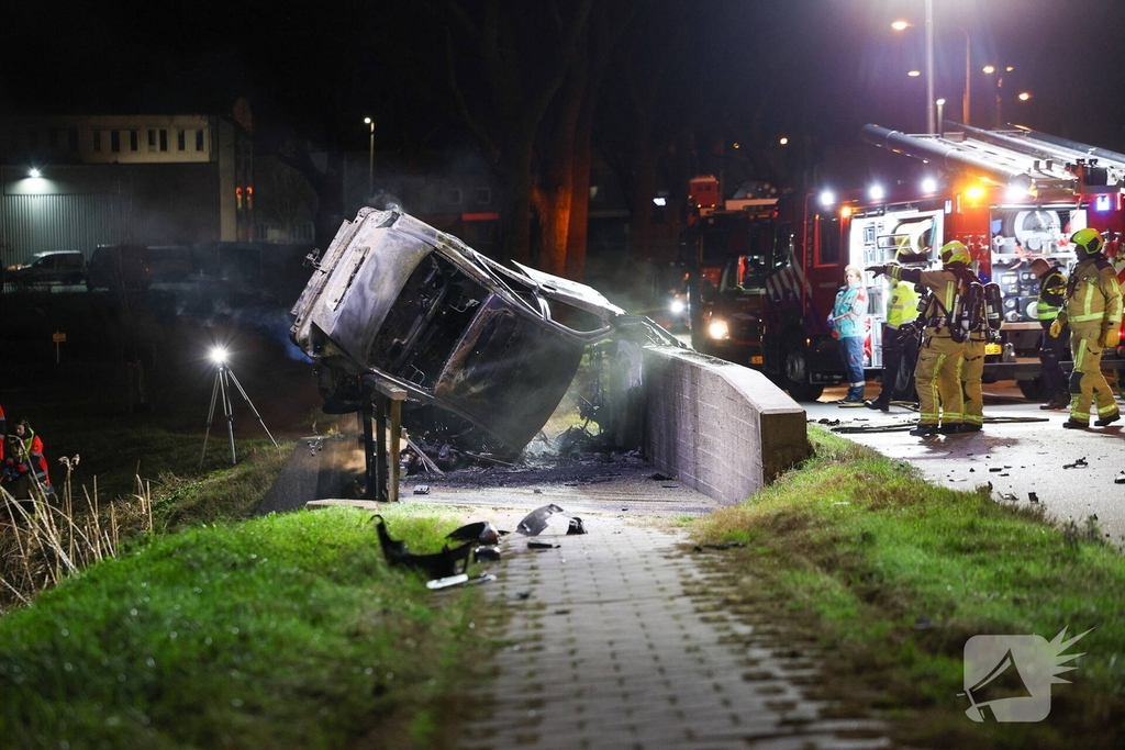 Dodelijk ongeval met auto leidt tot brand