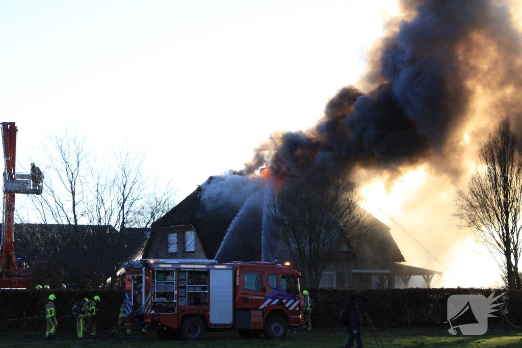 Grote woningbrand verwoest pand met rieten kap