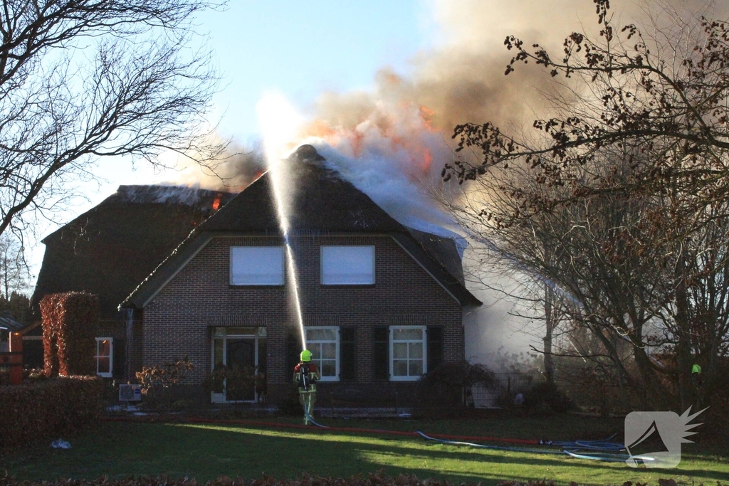 Grote woningbrand verwoest pand met rieten kap
