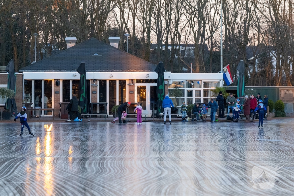 Eerste kerstdag brengt schaatsplezier op natuurijs