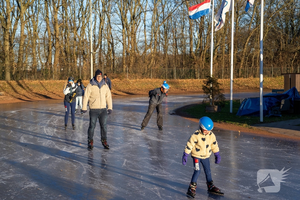 Eerste kerstdag brengt schaatsplezier op natuurijs