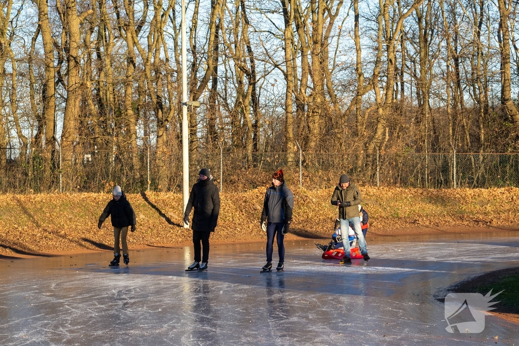 Eerste kerstdag brengt schaatsplezier op natuurijs