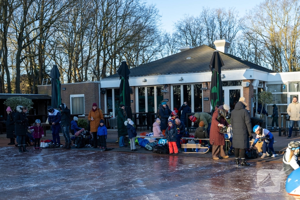 Eerste kerstdag brengt schaatsplezier op natuurijs