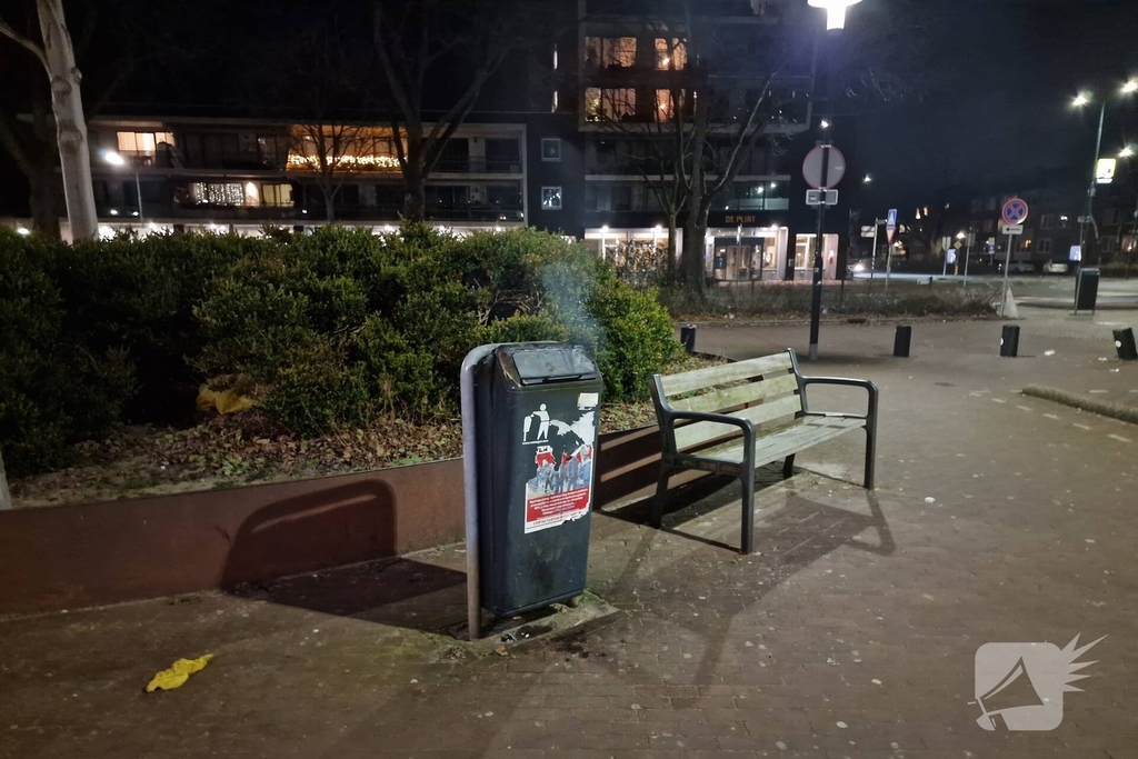 Jongeren steken prullenbak in brand