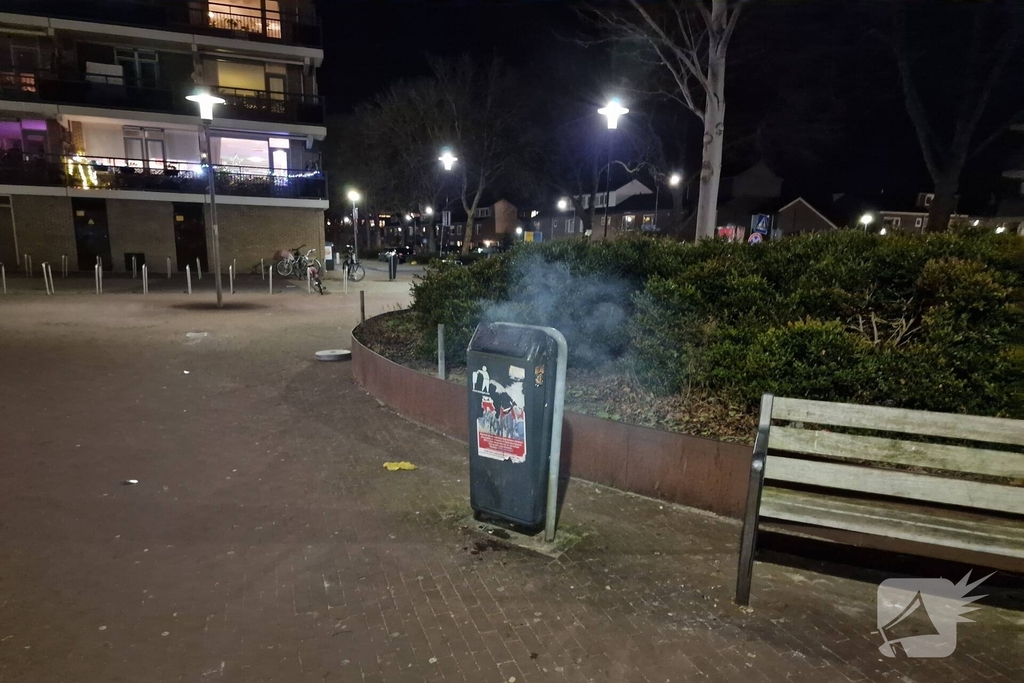 Jongeren steken prullenbak in brand