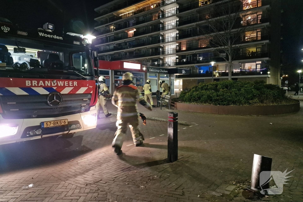 Jongeren steken prullenbak in brand