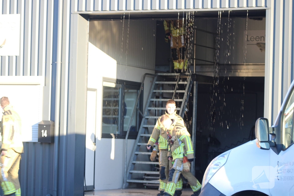 Brandweer sluit gesprongen waterleiding af