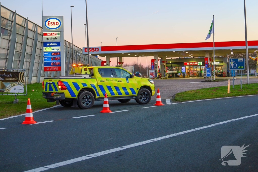 Onwelwording leidt tot gevaarlijke situatie en forse schade bij tankstation