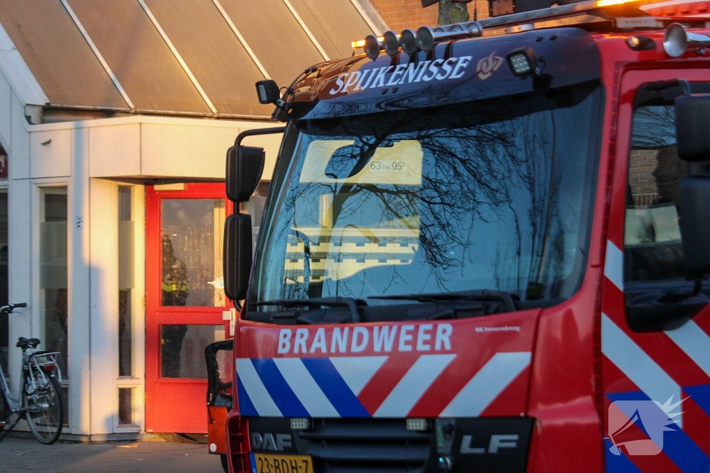 Vuurwerk ontploft in portiek, brandweer en politie doen onderzoek