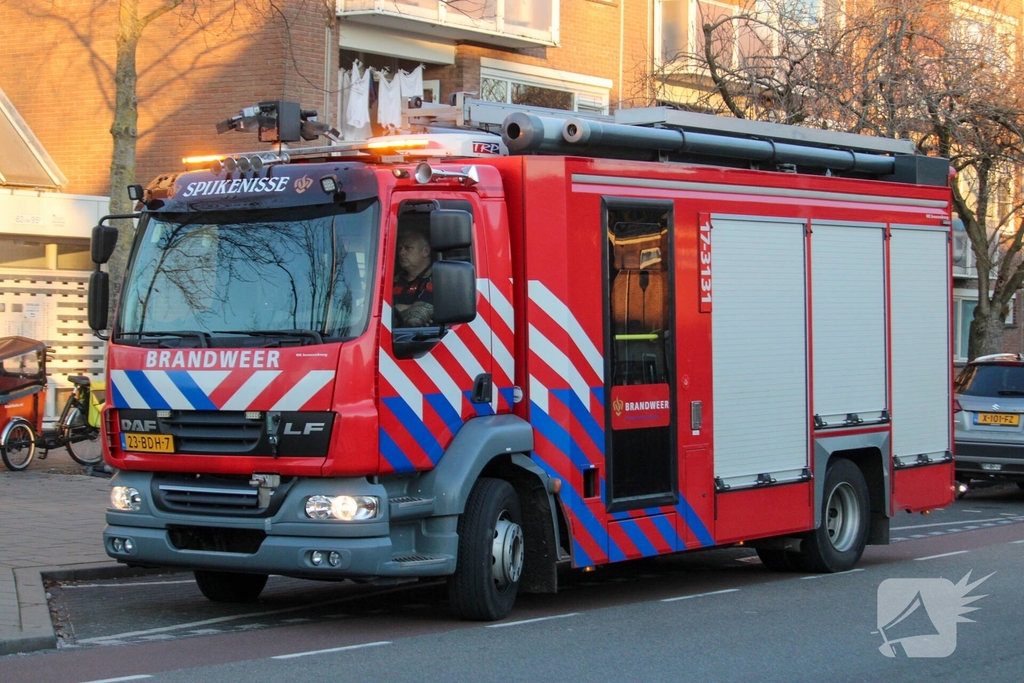 Vuurwerk ontploft in portiek, brandweer en politie doen onderzoek