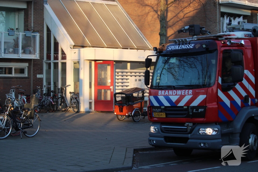 Vuurwerk ontploft in portiek, brandweer en politie doen onderzoek