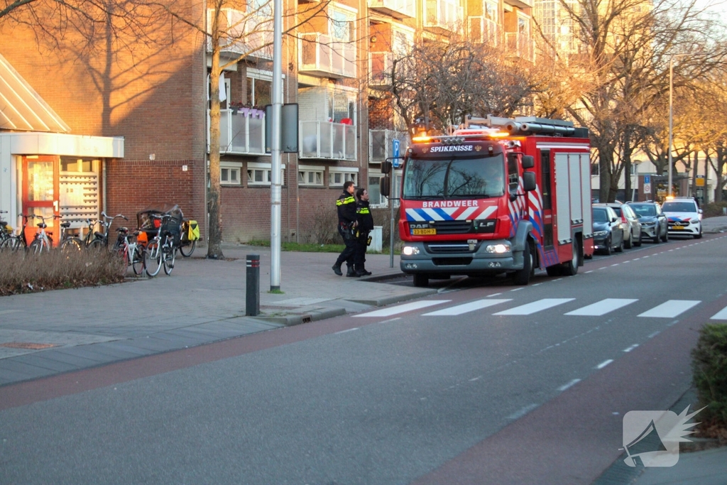 Vuurwerk ontploft in portiek, brandweer en politie doen onderzoek