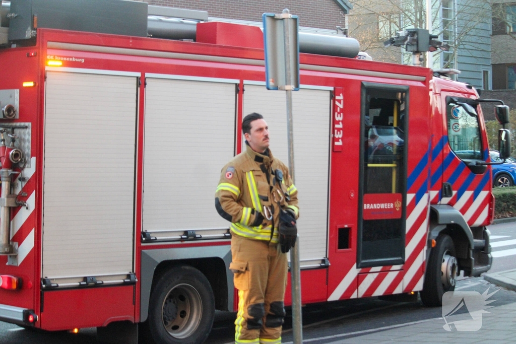 Vuurwerk ontploft in portiek, brandweer en politie doen onderzoek