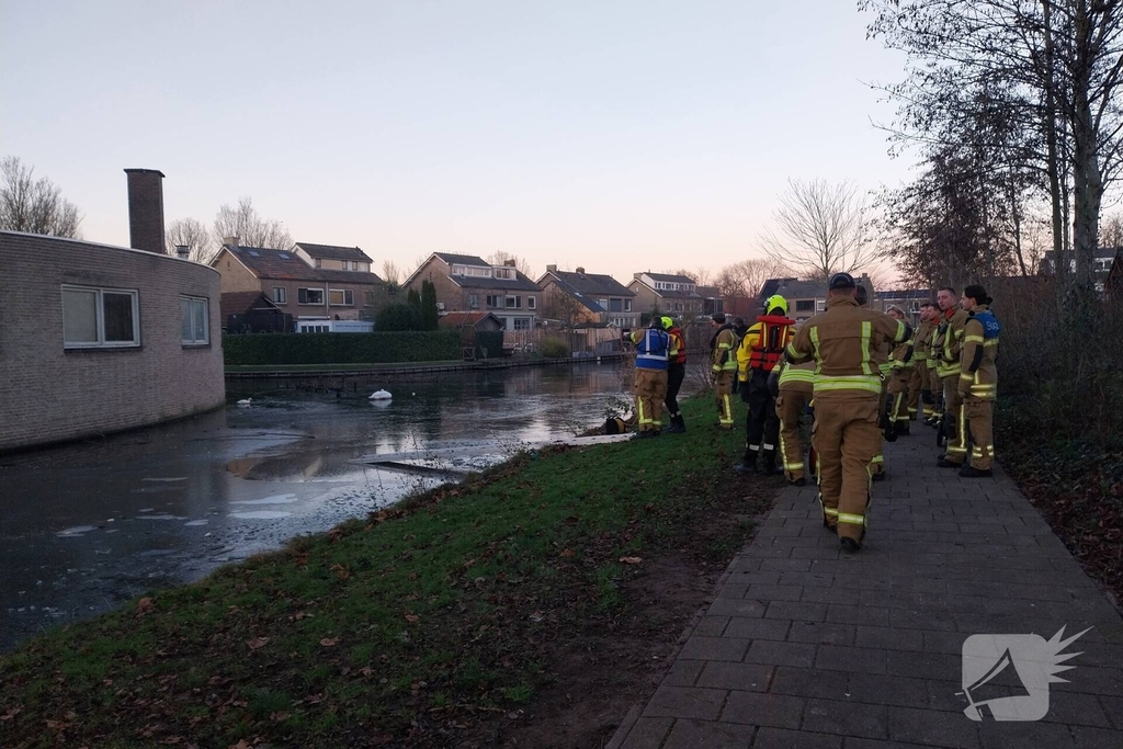 Eend vast op ijs krijgt hulp