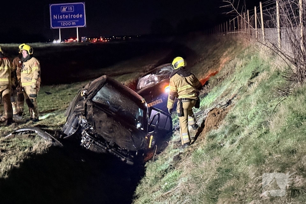 Auto's belanden in greppel naast snelweg, twee personen naar ziekenhuis