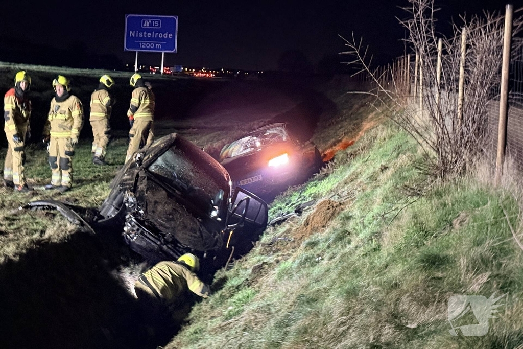 Auto's belanden in greppel naast snelweg, twee personen naar ziekenhuis