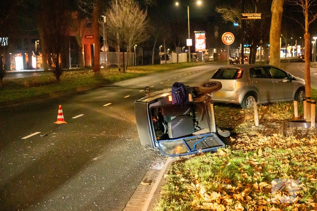 Invalidevoertuig over de zijkant na harde botsing