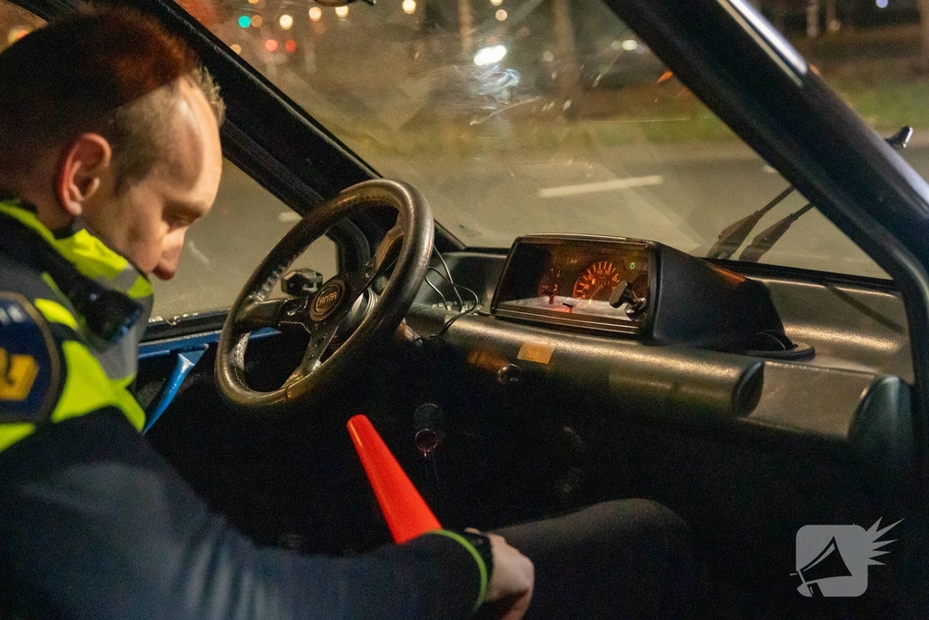 Invalidevoertuig over de zijkant na harde botsing